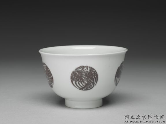 White cup with encircled phoenix decoration in overglaze red, Qing dynasty, Kangxi reign (1662-1722)